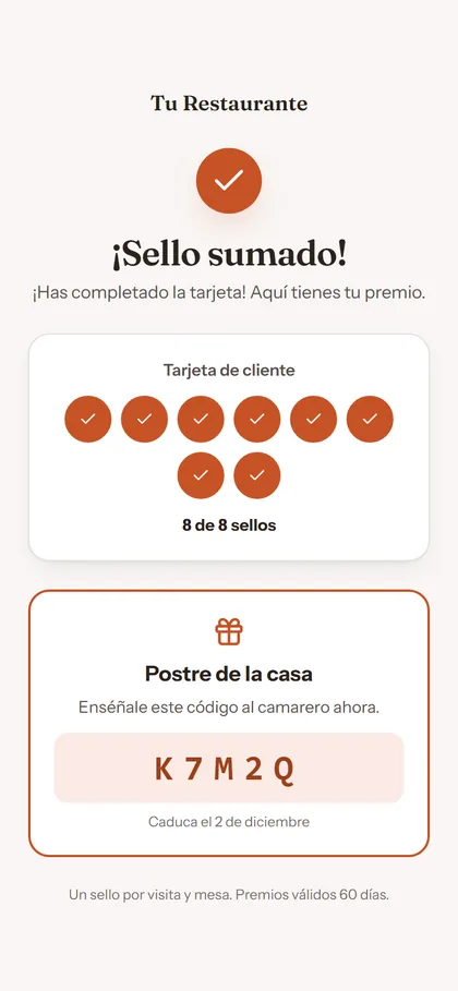 La tarjeta de cliente en el móvil, con los 8 sellos completados y su premio: un postre de la casa.